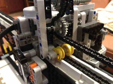 A second axis drive, with a chain running along a Technic beam