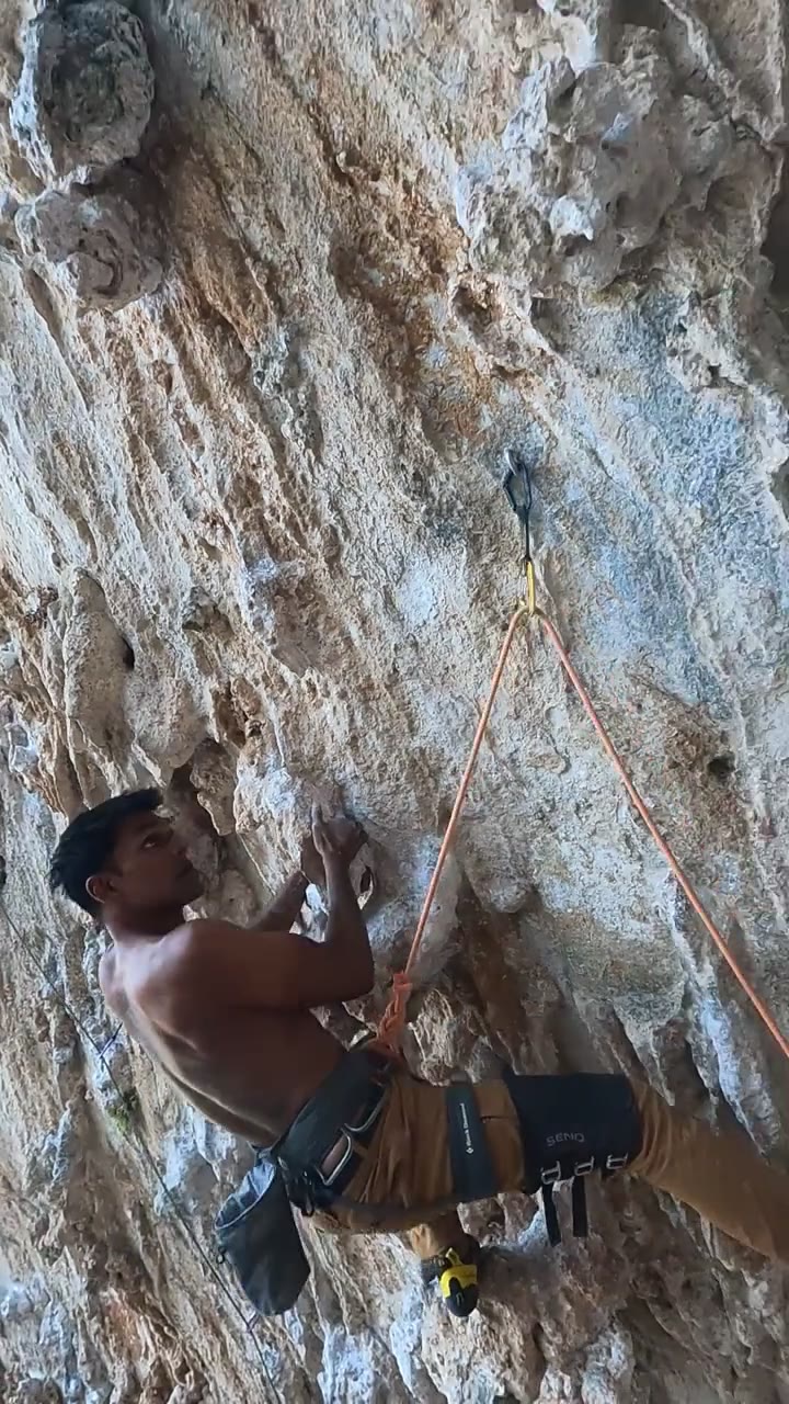 A move on Ivi, knee pad on, orange rope clipped above
